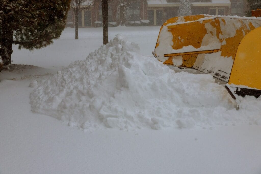 Sneplov rydder sne under snestorm